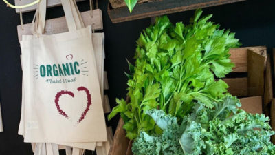 Bolsas de tela de algodón para una tienda de comida orgánicaPublicidad sostenible.